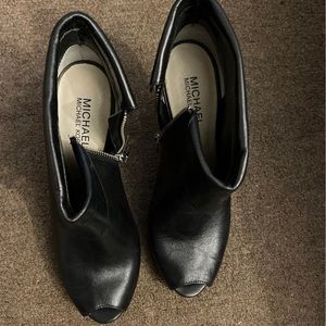 Michael Kors Size 9 Leather PeekABoo Stilettos
